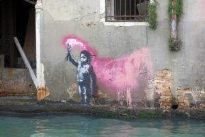 Il Naufrago Bambino di Banksy a Venezia durante i giorni di preview della Biennale