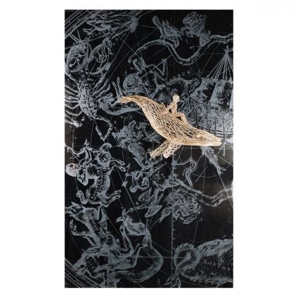 Attraverso il cosmo, 2017. Scultura in filo SLS Duraform GF, realizzata con stampa 3D STL successivamente dorate applicata su lastra specchiante con stampa di atlante celeste. Dimensioni 150,5x94x19 cm