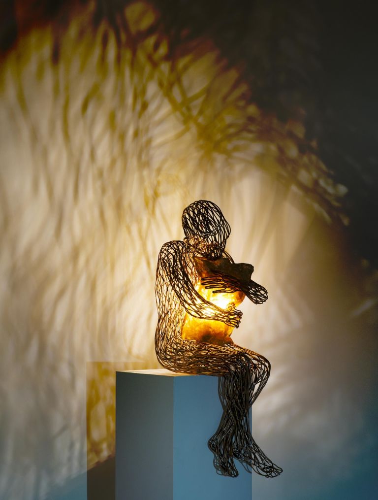 Notte, 2015. Scultura in filo di rame, tessuto di rame, lampada led, basamento in forex. Dimensioni 96x42x40cm. Dimensioni con basamento180x42x58 cm