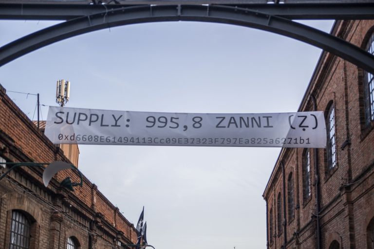 Carlo Zanni, Actual Supply, 2019. Banner, font Arnold by Philipp Neumeyer. Tu vs Everybody, 2019, Venezia. Photo Credit Maria Giovanna Sodero