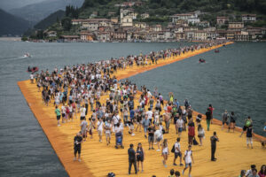 Camminare sull’acqua. Al cinema il film sull’opera di Christo e Jeanne-Claude