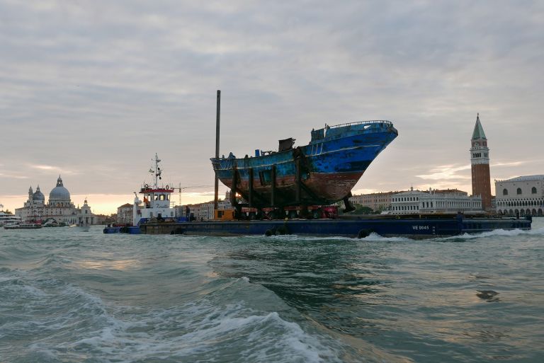 Christoph Büchel Barca Nostra Venezia 2019 6 In memoria di un naufragio. A Venezia il barcone-monumento di Christoph Büchel