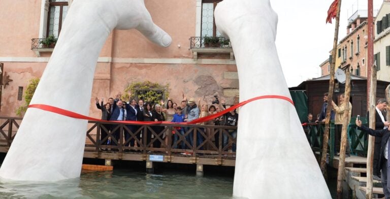 Inaugurazione di Lorernzo Quinn a Venezia nel 2017, anche qui con Brugnaro