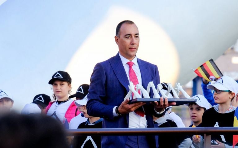 Lorenzo Quinn con un soprammobile della sua opera