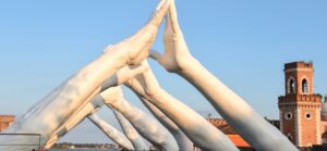 L’opera Building Bridges di Lorenzo Quinn a Venezia. Le manone sulla città