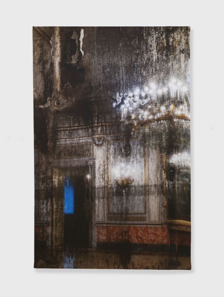 Elisa Sighicelli, Untitled (9161), 2018, 214 x 143 cm, fotografia stampata su raso