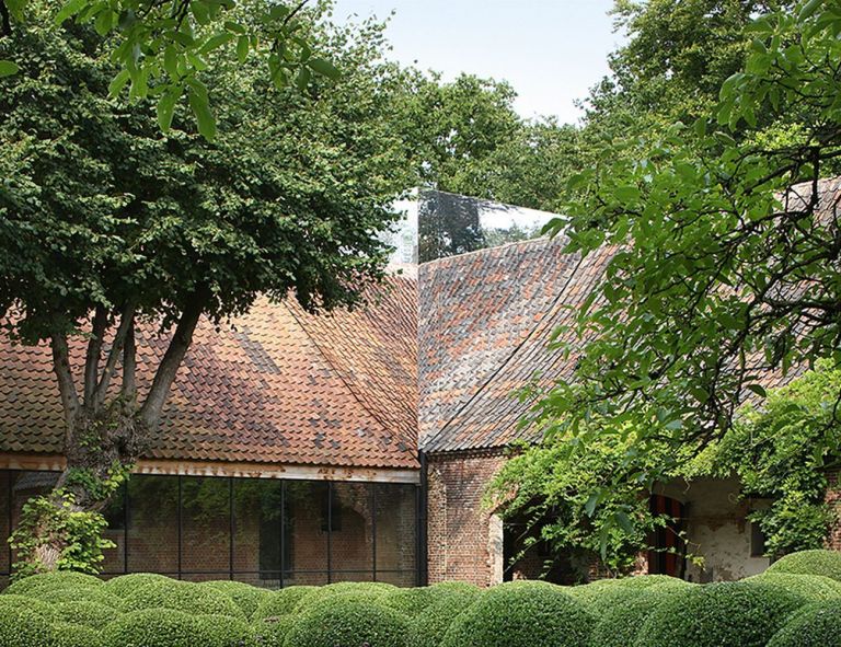 Gijs Van Vaerenbergh, Corner Building. Photo Filip Dujardin