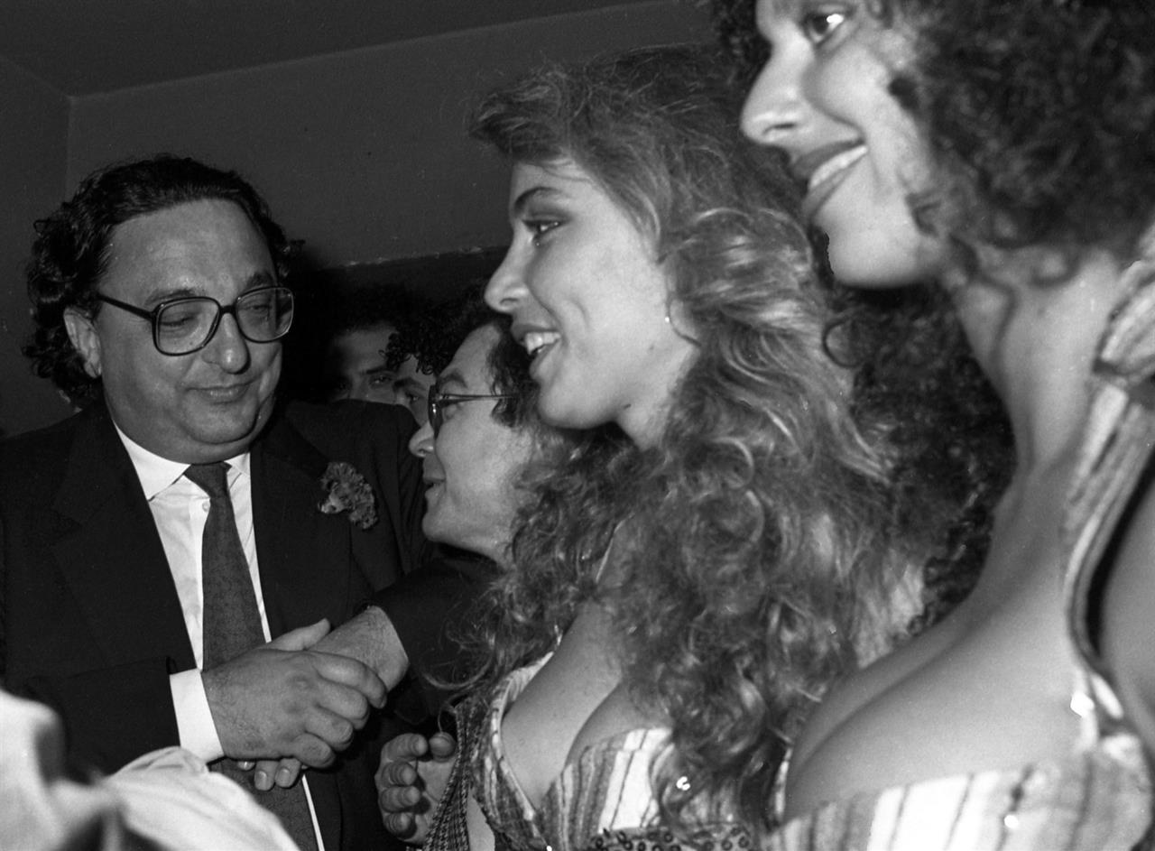 Il ministro degli Esteri Gianni De Michelis con le ragazze della trasmissione televisiva Drive In, 8 giugno 1987