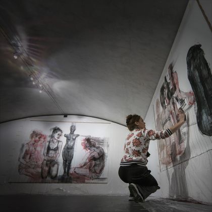 Irina Drozd al lavoro sull'opera Il codice del silenzio. Museo Marino Marini, Firenze 2019