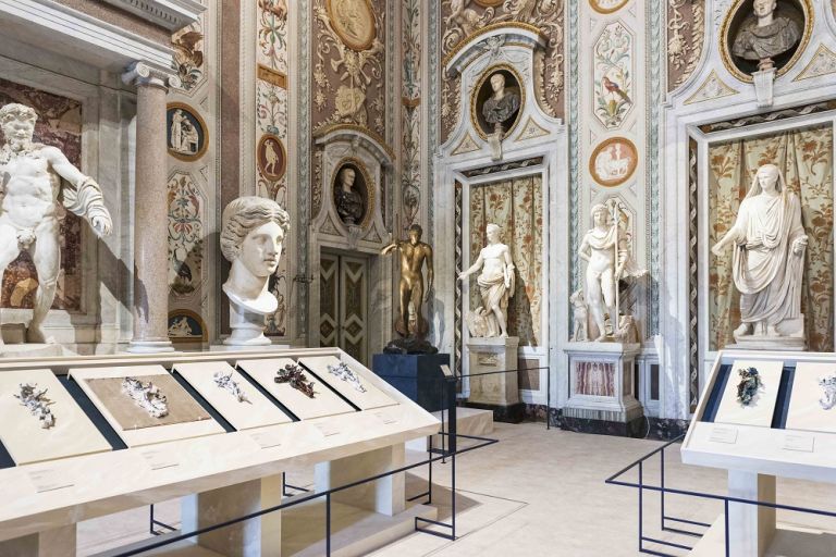 Mostra LUCIO FONTANA. TERRA E ORO Galleria Borghese Veduta dell’installazione, 2019 Ph. Niccolò Ara © Fondazione Lucio Fontana by SIAE 2019