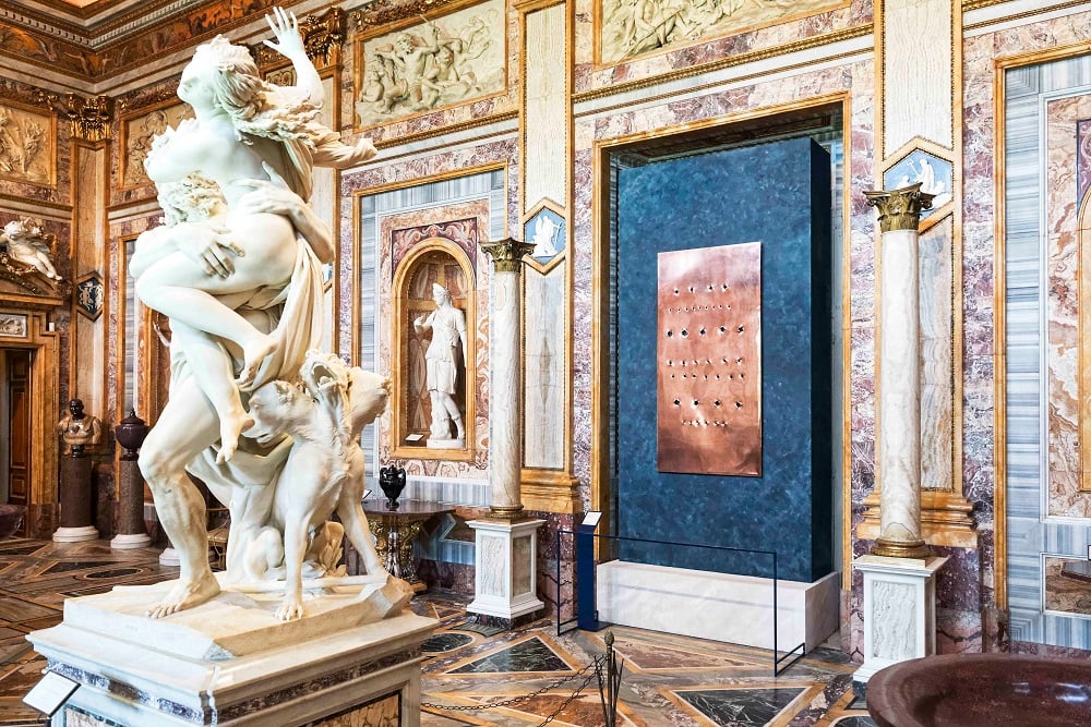Le Crocifissioni e i Concetti Spaziali di Lucio Fontana alla Galleria Borghese di Roma