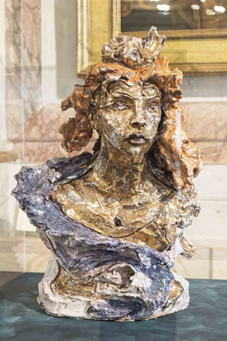 Mostra LUCIO FONTANA. TERRA E ORO Galleria Borghese Veduta dell’installazione, 2019 La regina delle rose (1948-49) Smalto e vetro su ceramica policroma Collezione privata Ph. Niccolò Ara © Fondazione Lucio Fontana by SIAE 2019