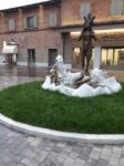 La Fontana di Luigi Ontani deturpata 3 Luigi Ontani e la sua scultura-fontana vandalizzata a Vergato