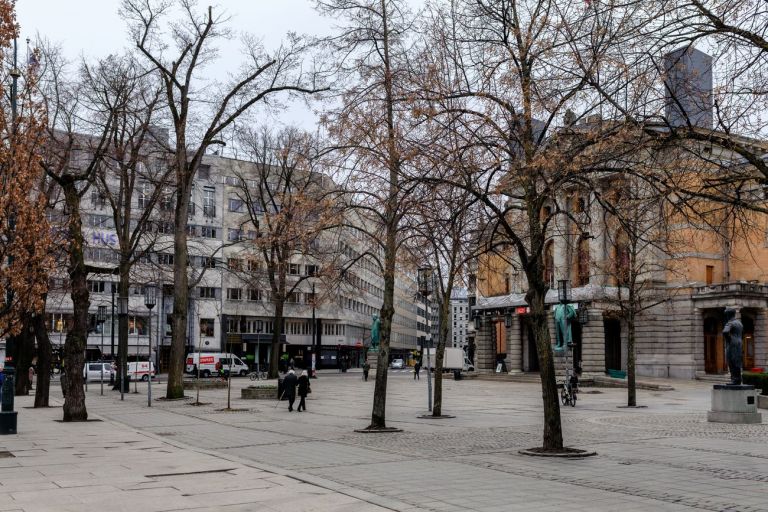 La piazza antistante il Nationaltheatret di Oslo, sede della performance di Julien Bismuth, Nothing Is Big, Nothing Is Small, 2019. Photo Niklas Lello