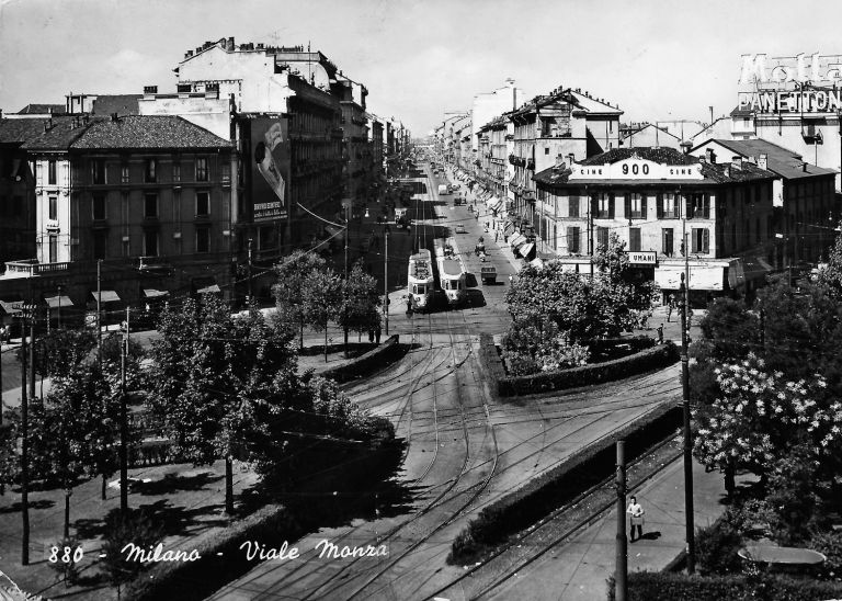 Cartolina di piazzale Loreto. Sullo fondo, il Cine 900 Collezione dell’autrice Courtesy Eleonora Roaro