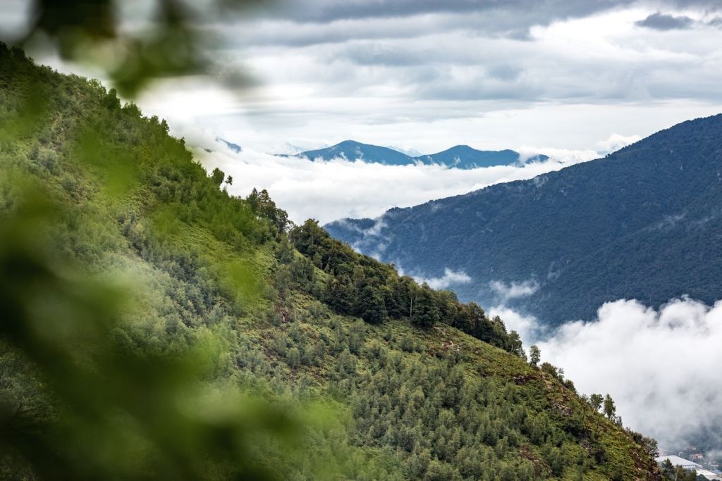 Dalla musica elettronica al silenzio. La storia di Mandali, centro di meditazione sul Lago d’Orta