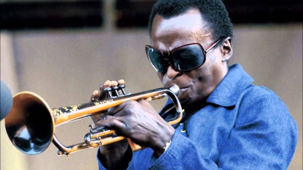 Ecco chi era il grande musicista jazz Miles Davis a 100 anni dalla nascita 