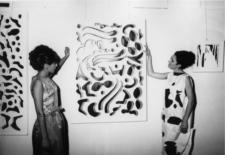 Modelle con abiti 3D disegnati da Remo Bianco al vernissage della mostra personale dell’artista alla Galleria Zen, Brescia 1966