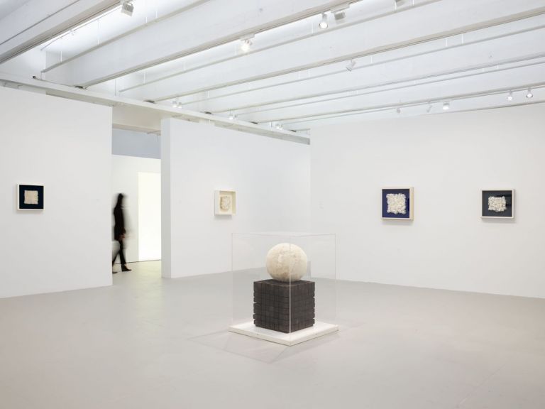 Piero Manzoni. Materials of his Time. Installation view at Hauser & Wirth, New York 2019. Photo Thomas Barratt © Fondazione Piero Manzoni, Milano. Courtesy the artist and Hauser & Wirth