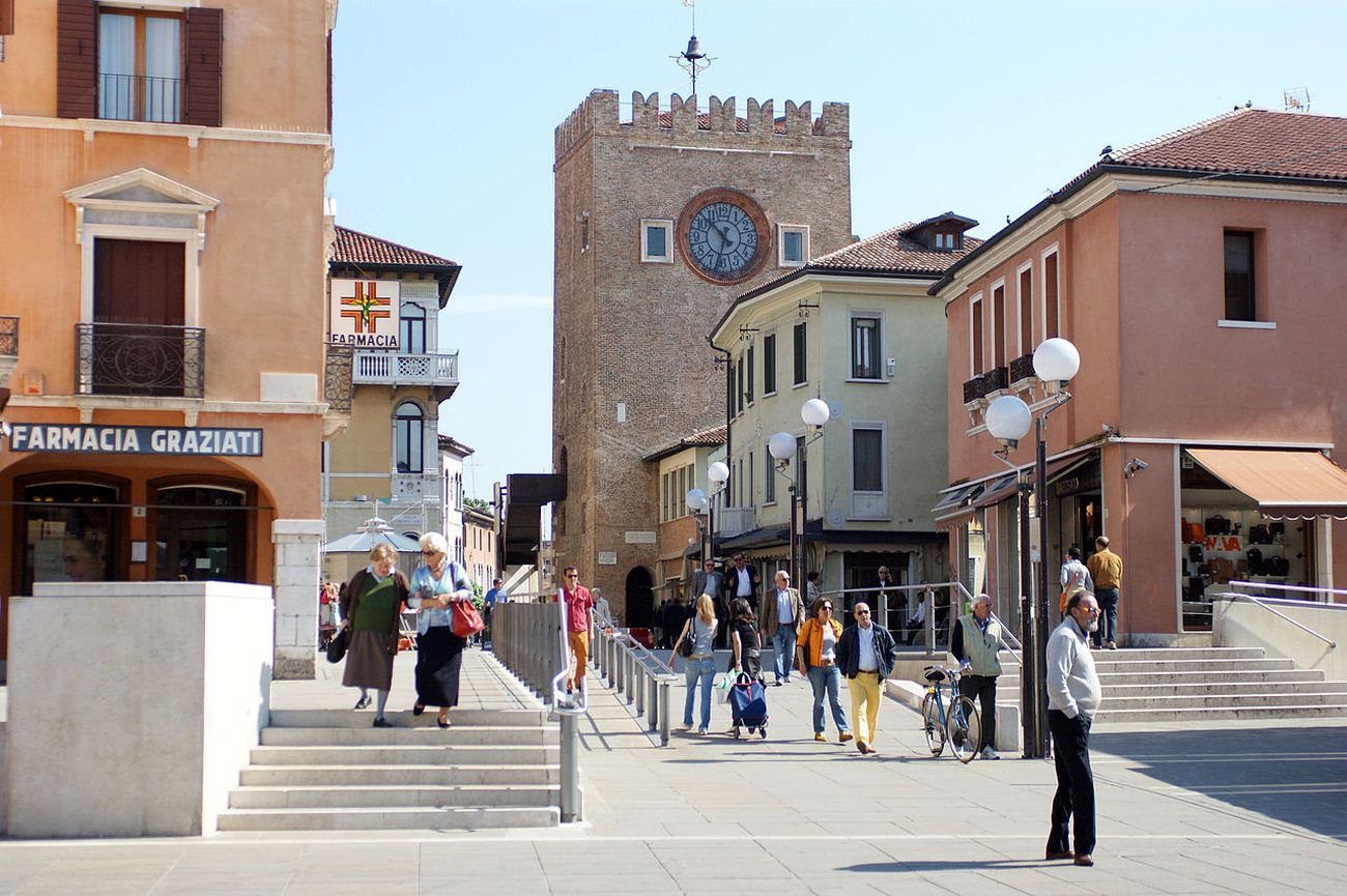 Piazza Erminio Ferretto con la Torre dell'Orologio, Mestre