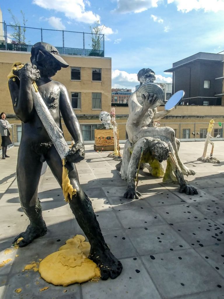 Procession (2019) di Nicole Eisenman installata sulla terrazza del Whitney Museum. Photo Maurita Cardone