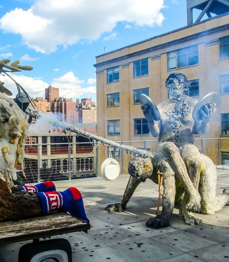 Procession (2019) di Nicole Eisenman installata sulla terrazza del Whitney Museum. Photo Maurita Cardone