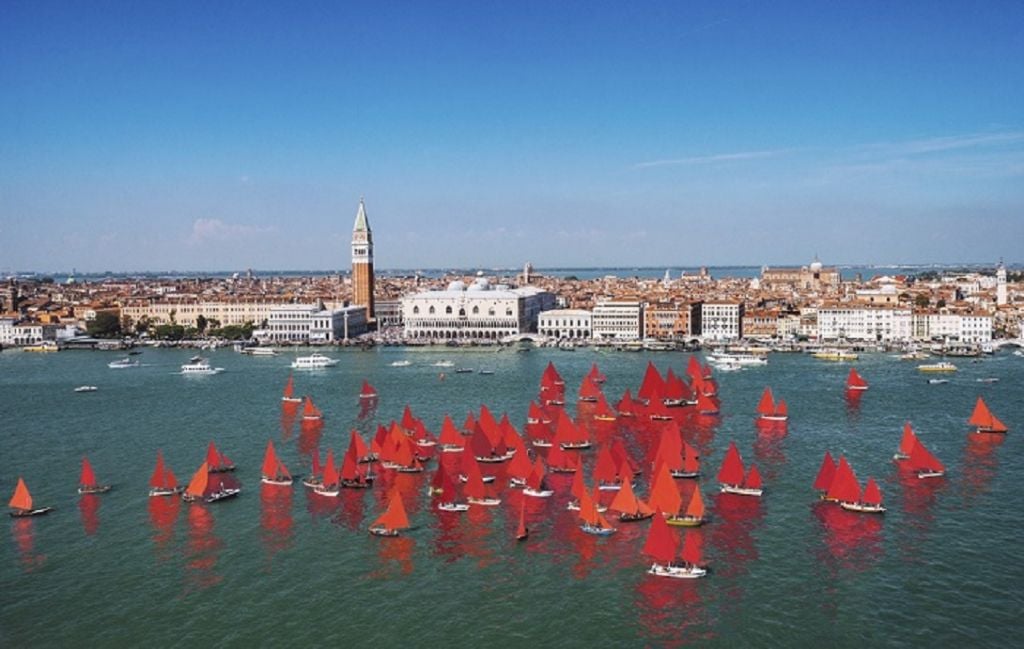 50 imbarcazioni rosse a Venezia: Red Regatta è la performance collettiva di Melissa McGill