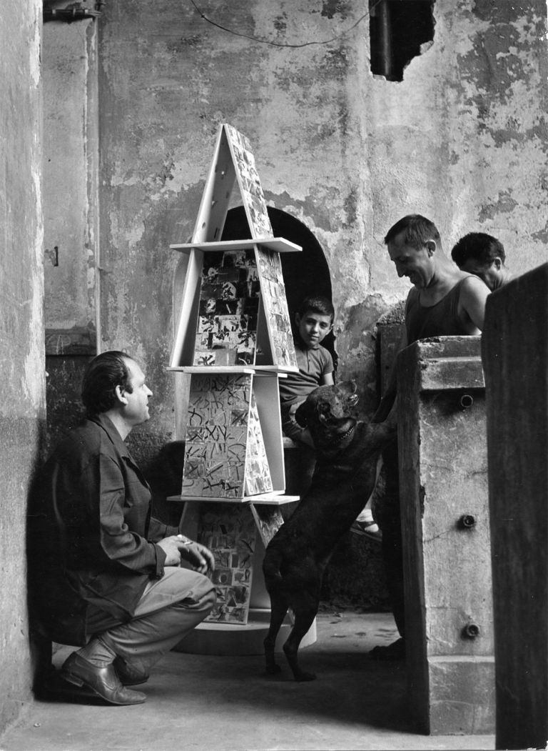 Remo Bianco con una sua Pagoda nel cortile della sua abitazione in via Giusti, 1961 ca.