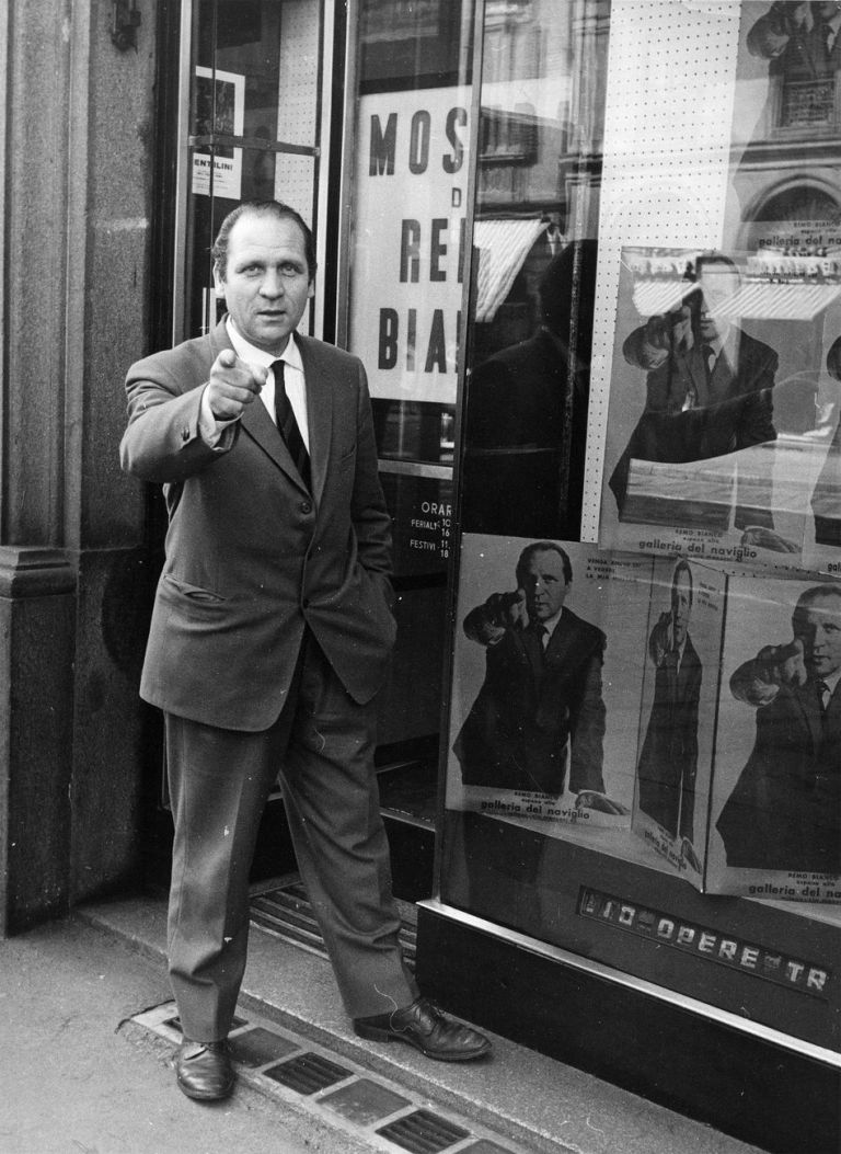 Remo Bianco di fronte alla Galleria del Naviglio di Milano in occasione della sua mostra personale del 1965
