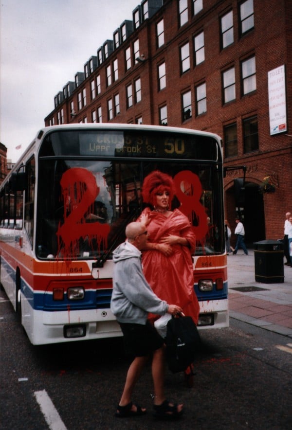 Il caso 'Section 28', proteste contro un bus della Stagecoach a Manchester, luglio 2000