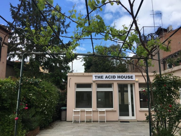 Stefano Cagol, The Acid House, 2019. Installation, PVC banner. Tu vs Everybody, 2019, Venezia
