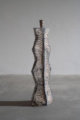 Sérgio Carronha, Untitled, 2019, terracotta e pigmento, 85 x 27 x 15 cm