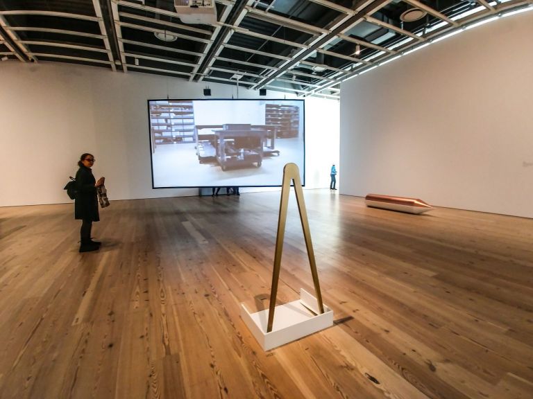 Una delle stanze del quinto piano del Whitney Museum con opere di Iman Issa. In primo piano, Heritage Studies #20 (2016). Photo Maurita Cardone