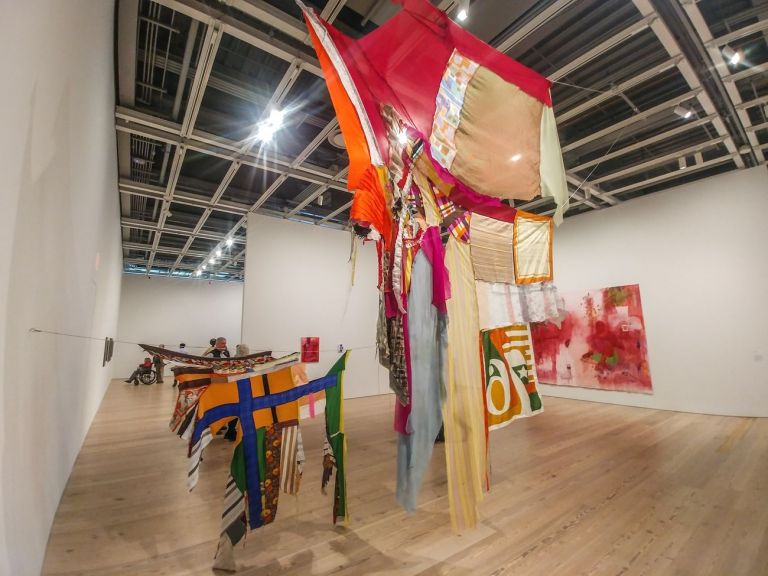 Uno degli ambienti al quinto piano del Whitney Museum. In primo piano l’opera di Eric N. Mack; sullo sfondo, Jennifer Packer, A Lesson in Longing (2019). Photo Maurita Cardone