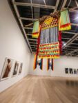 Veduta dell’allestimento al sesto piano del Whitney Museum. In primo piano e in fondo le opere di Jeffrey Gibson, Stand Your Ground (2019) e People Like Us (2019); alle pareti fotografie di Elle Perez. Photo Maurita Cardone