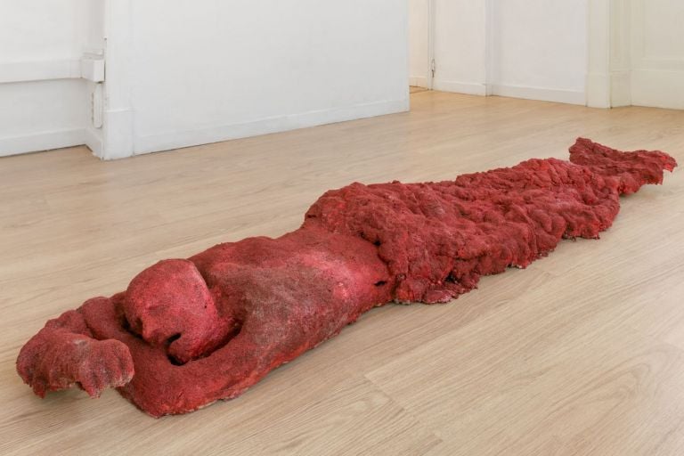 Valerio Nicolai, Il festeggiato, 2019, terracotta, schiuma poliuretanica, sabbia, cemento, colla, smalto acrilico e olio, 200x50x40 cm ca.