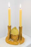 Valerio Nicolai, Spremilimone candeliere, 2017, ceramica, acrilico, limone, candele, 60x40x30 cm