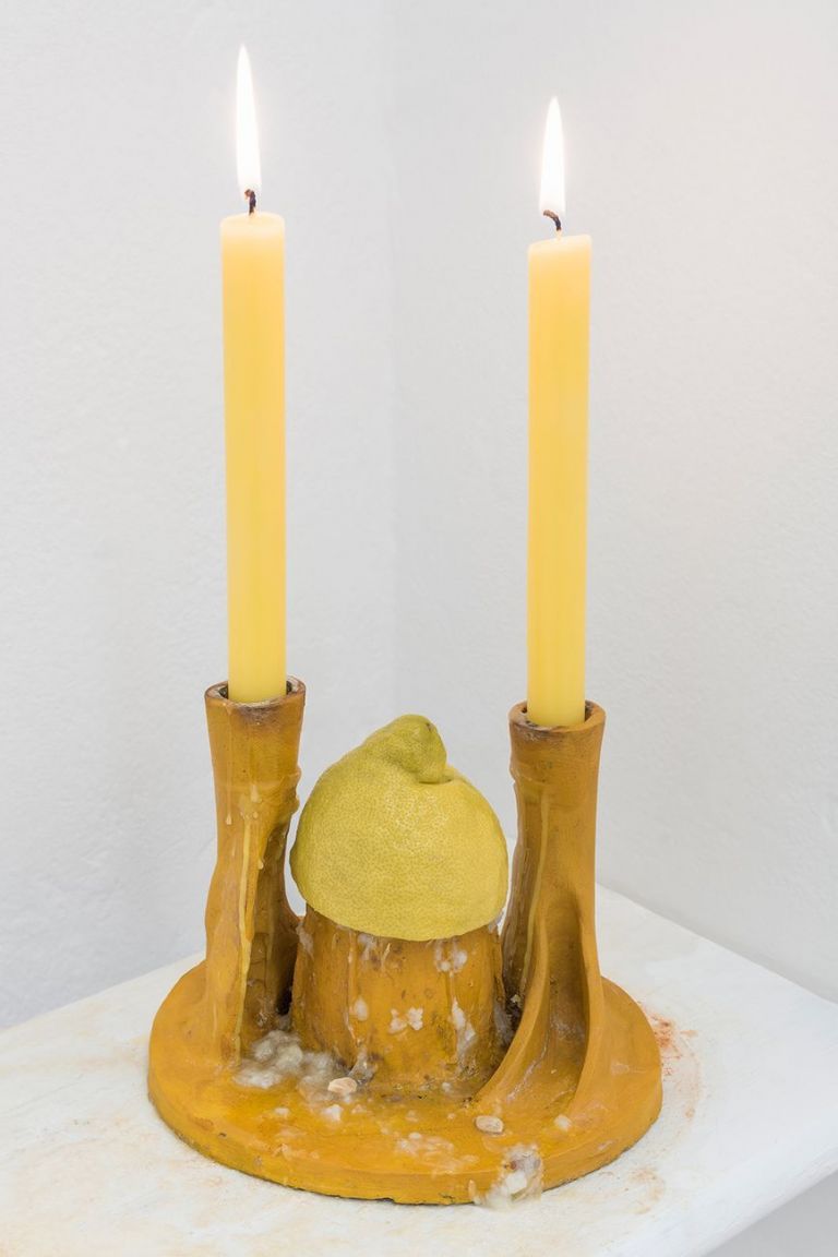 Valerio Nicolai, Spremilimone candeliere, 2017, ceramica, acrilico, limone, candele, 60x40x30 cm