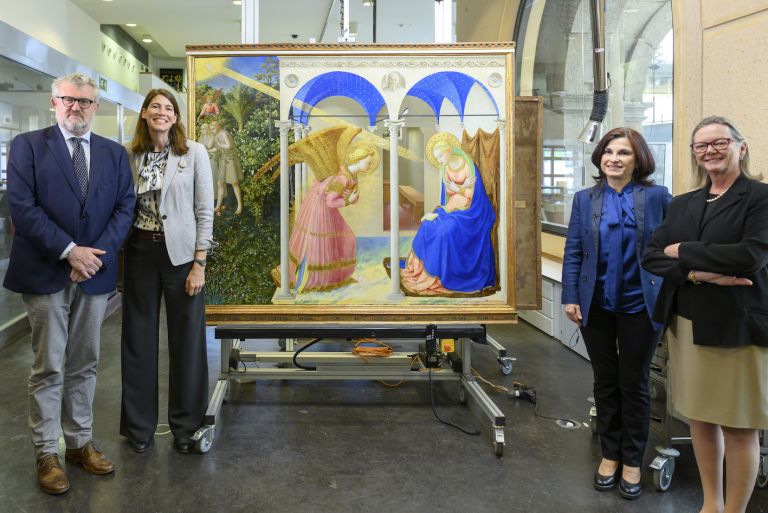 De izquierda a derecha: Miguel Falomir, Director del Museo Nacional del Prado; Christina Simmons, Executive Director de American Friends; Almudena Sánchez, Restauradora del Museo del Prado y Simonetta Brandolini d’Adda, Presidenta de Friends of Florence, junto a La Anunciación de Fra Angelico. Foto © Museo Nacional del Prado