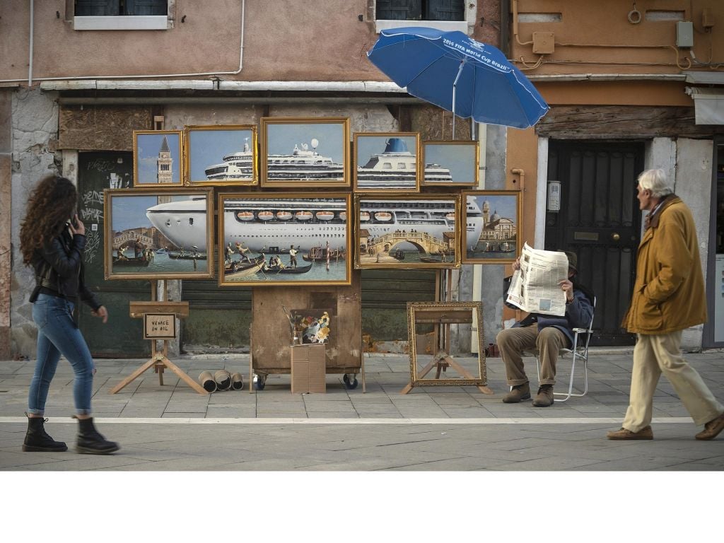 Banksy allestisce una bancarella abusiva a Venezia. Il video pubblicato dallo street artist