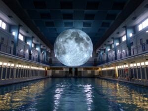 Bagno al chiaro di luna: alla Piscina Cozzi di Milano arriva la mega installazione di Luke Jerram