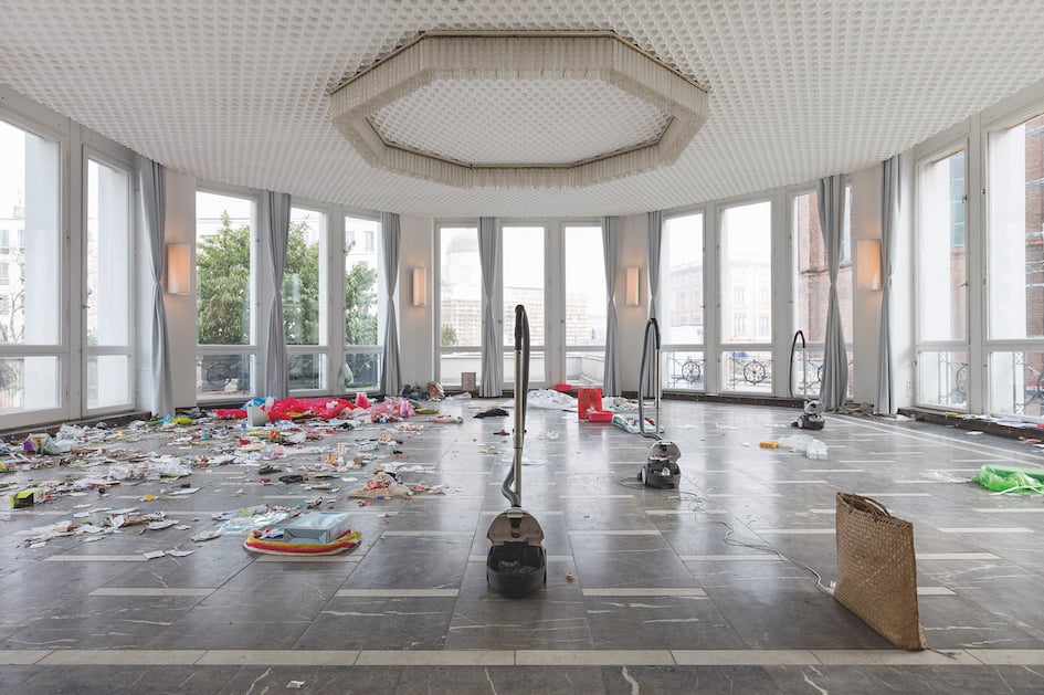 Jason Dodge, installation view of Jason Dodge/Paul Thek, Schinkel Pavillon, Berlin, 2017 Image courtesy the artist and Schinkel Pavillon, Berlin