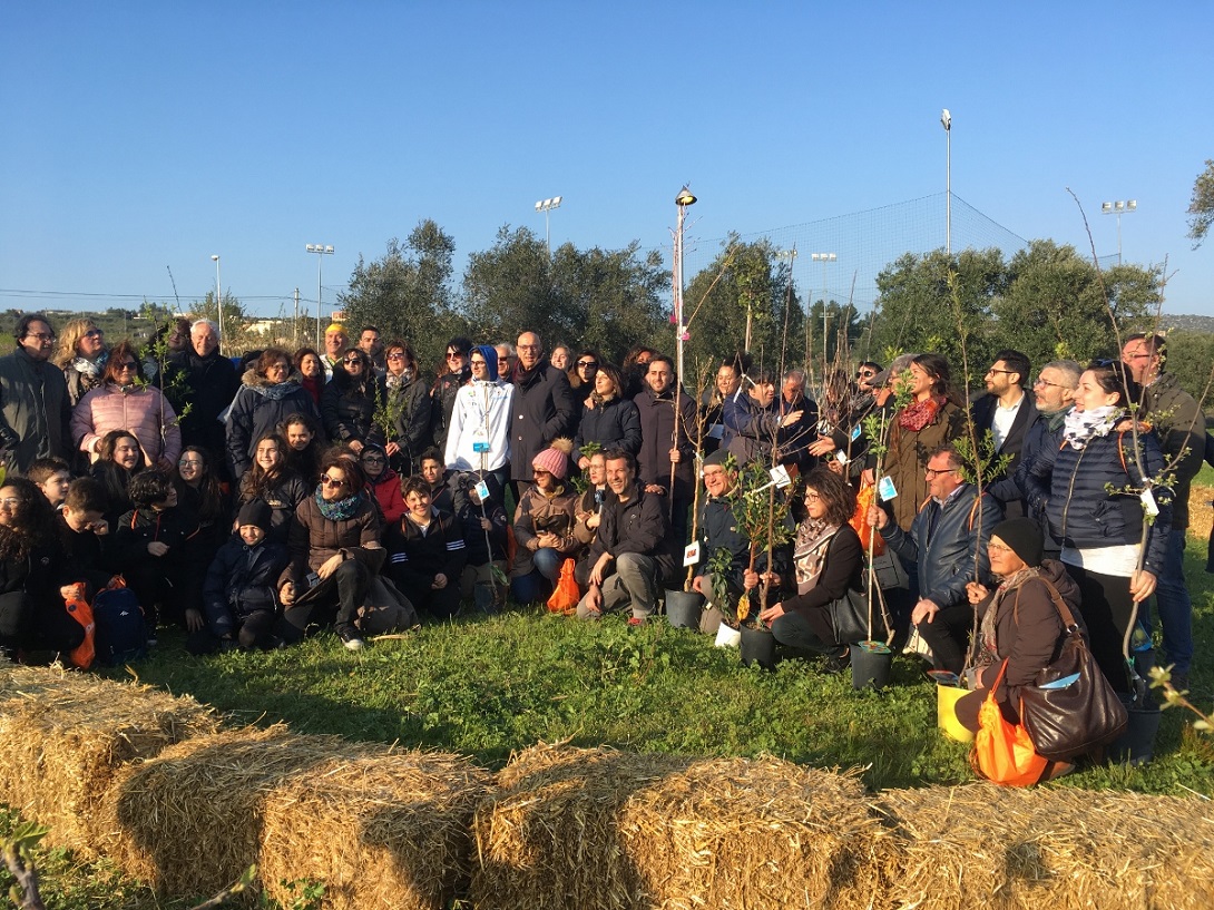 Una foto del primo Gardentopia Day, con i rappresentanti di tutti i giardini lucani coinvolti nel progetto 