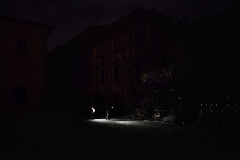 La notte dell’Aquila. Cronache dalla città clandestina - ph. Marco D’Antonio