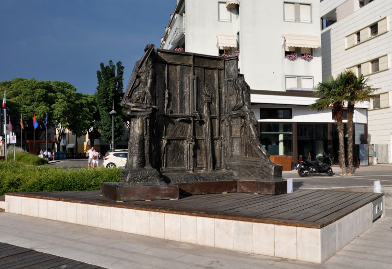 Augusto Perez, La notte (Edipo e la Sfinge), Jesolo, piazza Drago, ph. Marta Santacatterina