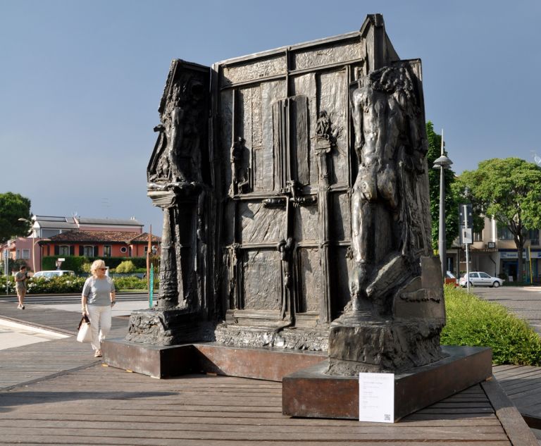 Augusto Perez, La notte (Edipo e la Sfinge), Jesolo, piazza Drago, ph. Marta Santacatterina