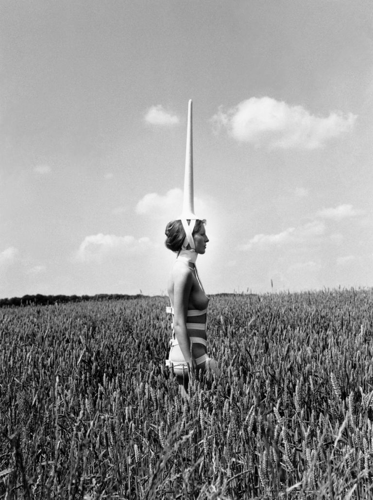 Achim Thode, Rebecca Horn. Einhorn, 1970 Tirage argentique noir et blanc, 80 x 60 cm Rebecca Horn Workshop © Rebecca Horn / ADAGP, Paris 2019
