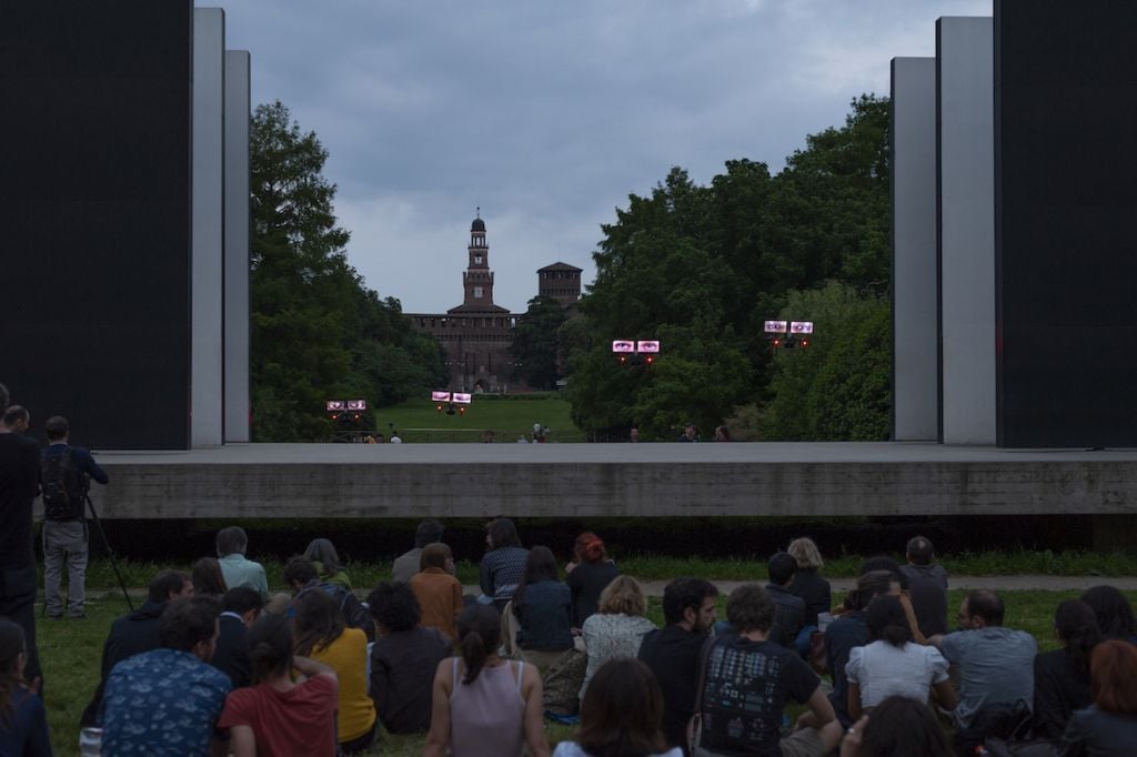 Loro (Them) di Krzysztof Wodiczko. La performance con i droni in Parco Sempione a Milano