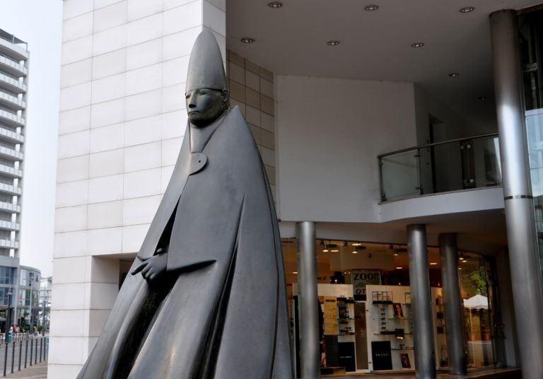 Giacomo Manzù, Grande Cardinale seduto, Jesolo, piazza Marconi, ph. Marta Santacatterina