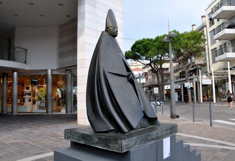 Giacomo Manzù, Grande Cardinale seduto, Jesolo, piazza Marconi, ph. Marta Santacatterina